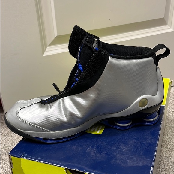 Nike Shox VC Silver and Black Sneakers - Picture 7 of 12